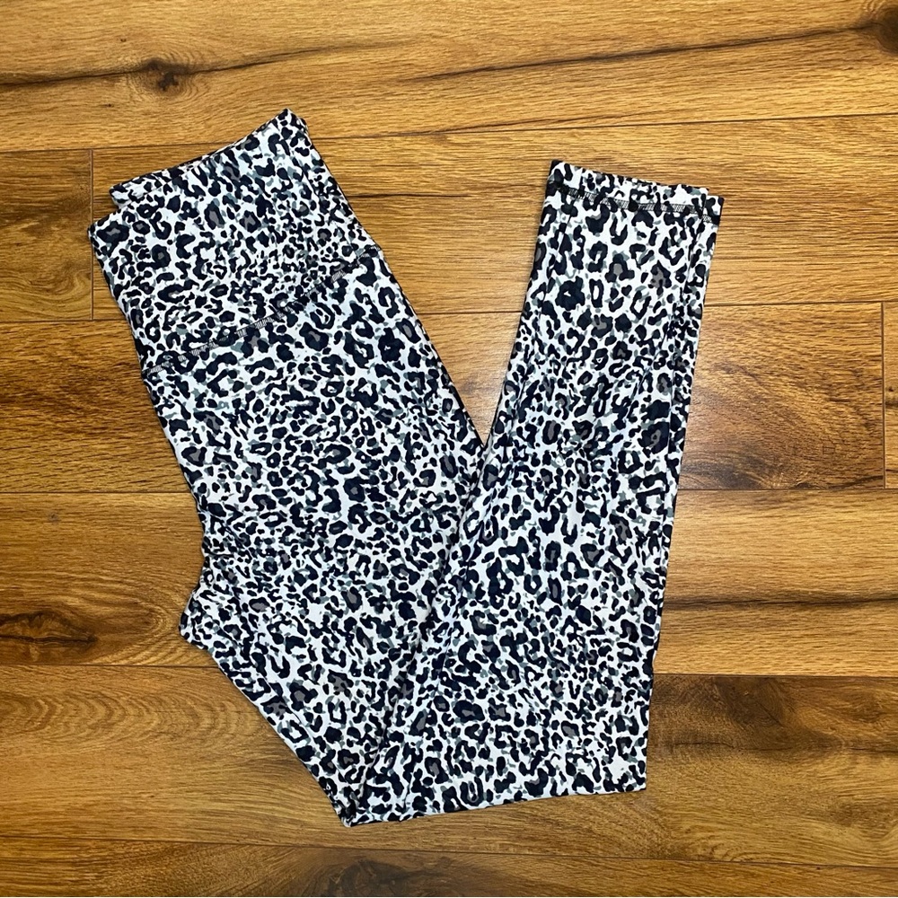 Black and white leopard balance leggings